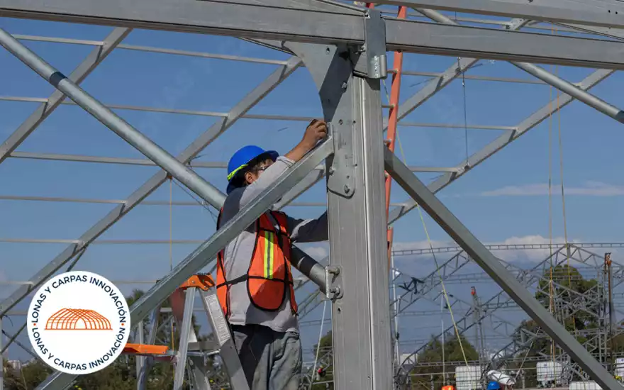 Detalle de ensamblaje y pernos en estructura metálica de carpa